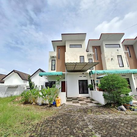 Villa Estetik Di Malang Buitenkant foto